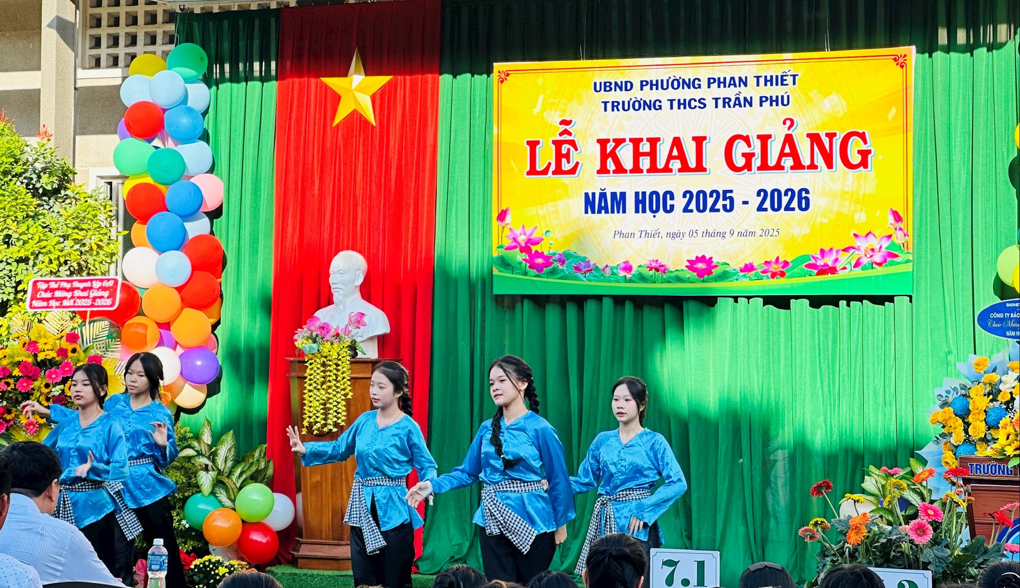 Văn nghệ chào mừng