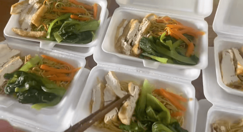 Phần mì gửi đến những người có hoàn cảnh khó khăn.