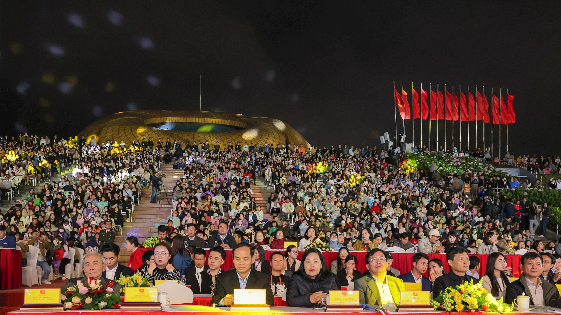 dai-bieu-va-khan-gia-den-xem-le-khai-mac.jpg
