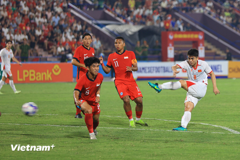 Trước hàng phòng ngự số đông của U23 Singapore, Khuất Văn Khang (áo trắng) và các đồng đội tìm kiếm cơ hội từ những tình huống dứt điểm từ xa. (Ảnh: Việt Anh/Vietnam+)