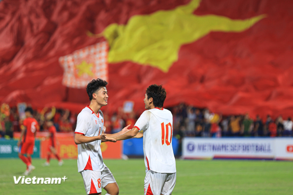 Pha lập công duy nhất của Lê Văn Thuận (số 10) giúp Đội tuyển U23 Việt Nam giành chiến thắng 1-0 trước đối thủ U23 Singapore ở lượt trận thứ 2 bảng C, Vòng loại U23 châu Á 2026. (Ảnh: Việt Anh/Vietnam+)