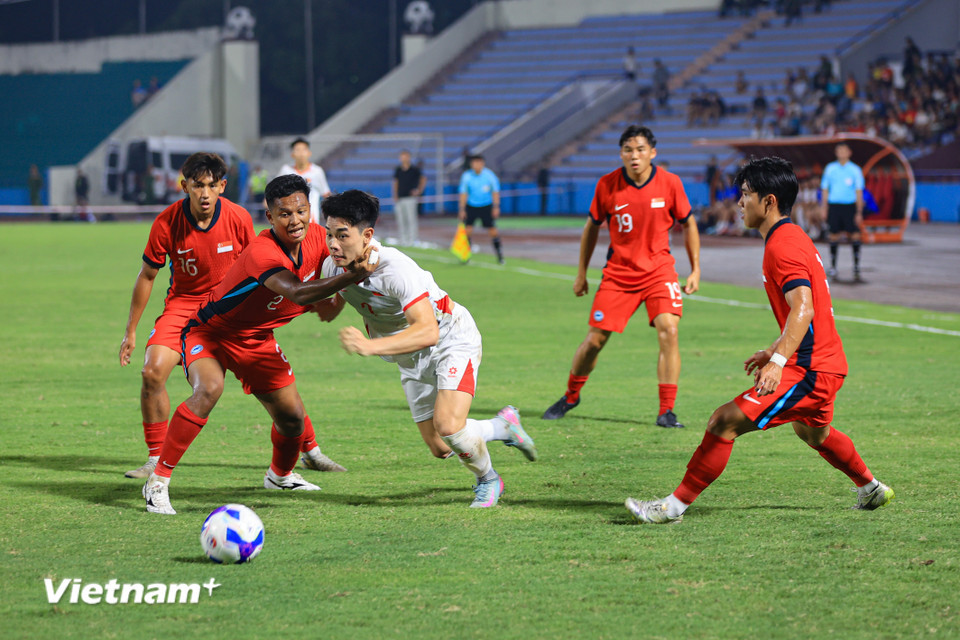 Đội tuyển U23 Việt Nam tràn lên tấn công ngay sau tiếng còi khai cuộc. (Ảnh: Việt Anh/Vietnam+)