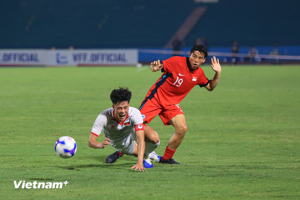 U23 Singapore không ngại phạm lỗi từ xa để ngăn cản 