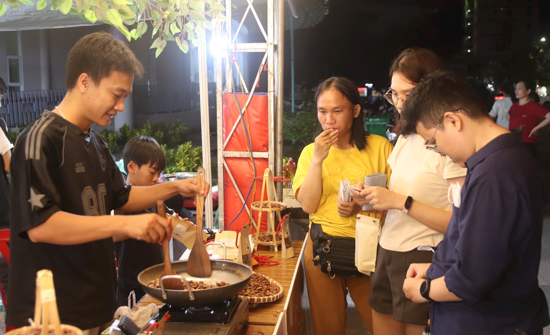 មនុស្សអាចរីករាយនឹងអាហារភ្លាមៗនៅស្តង់។