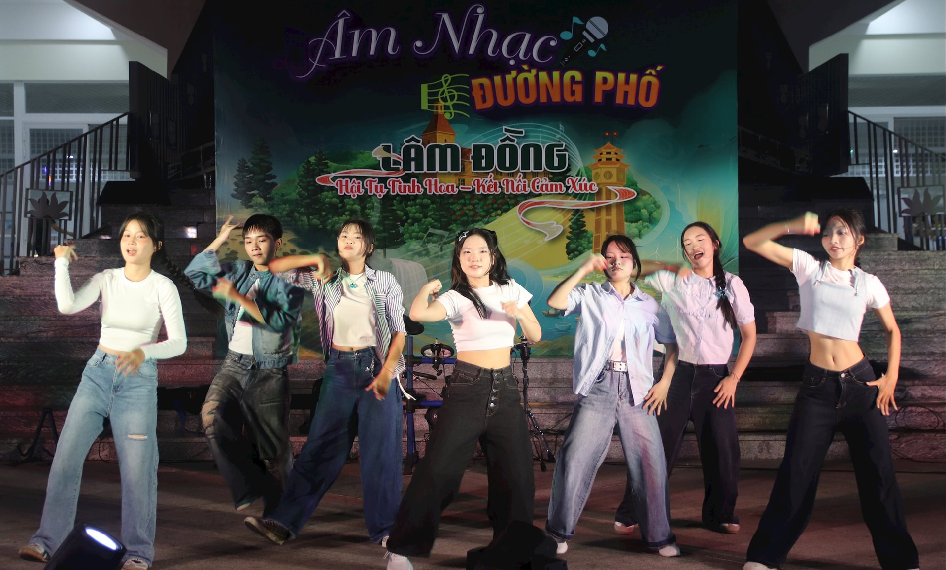 រស់រវើកជាមួយតន្ត្រីតាមដងផ្លូវ
