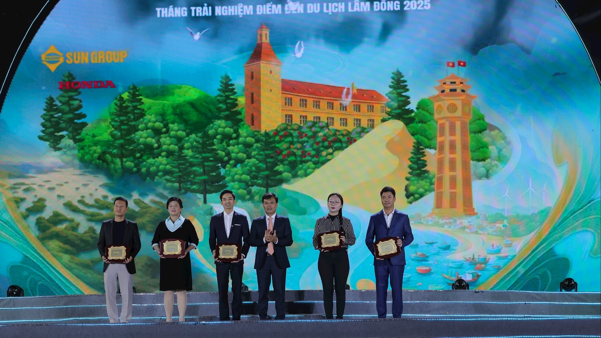 tang-bieu-trung-nha-tai-tro.jpg