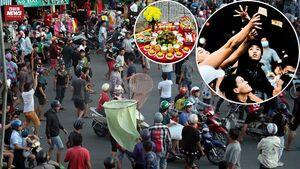 Tục 'giật cô hồn' Rằm tháng 7: Từ nét văn hóa đến cảnh tranh giành hỗn loạn