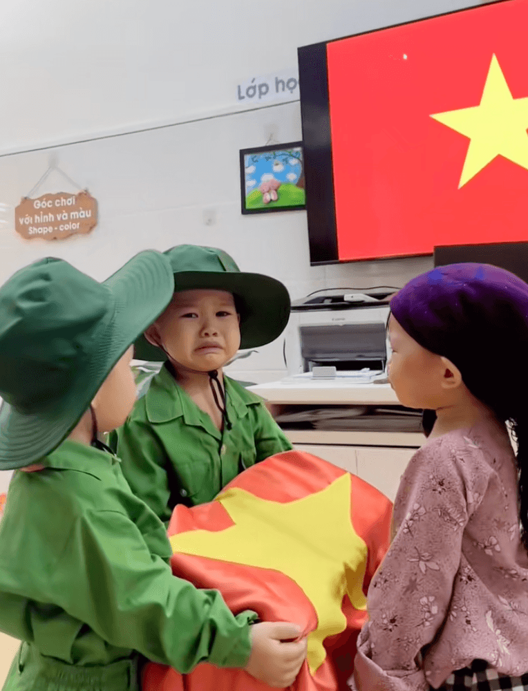 Bé gái trong vai người mẹ bật khóc nức nở, còn hai bé trai cũng nghẹn ngào.