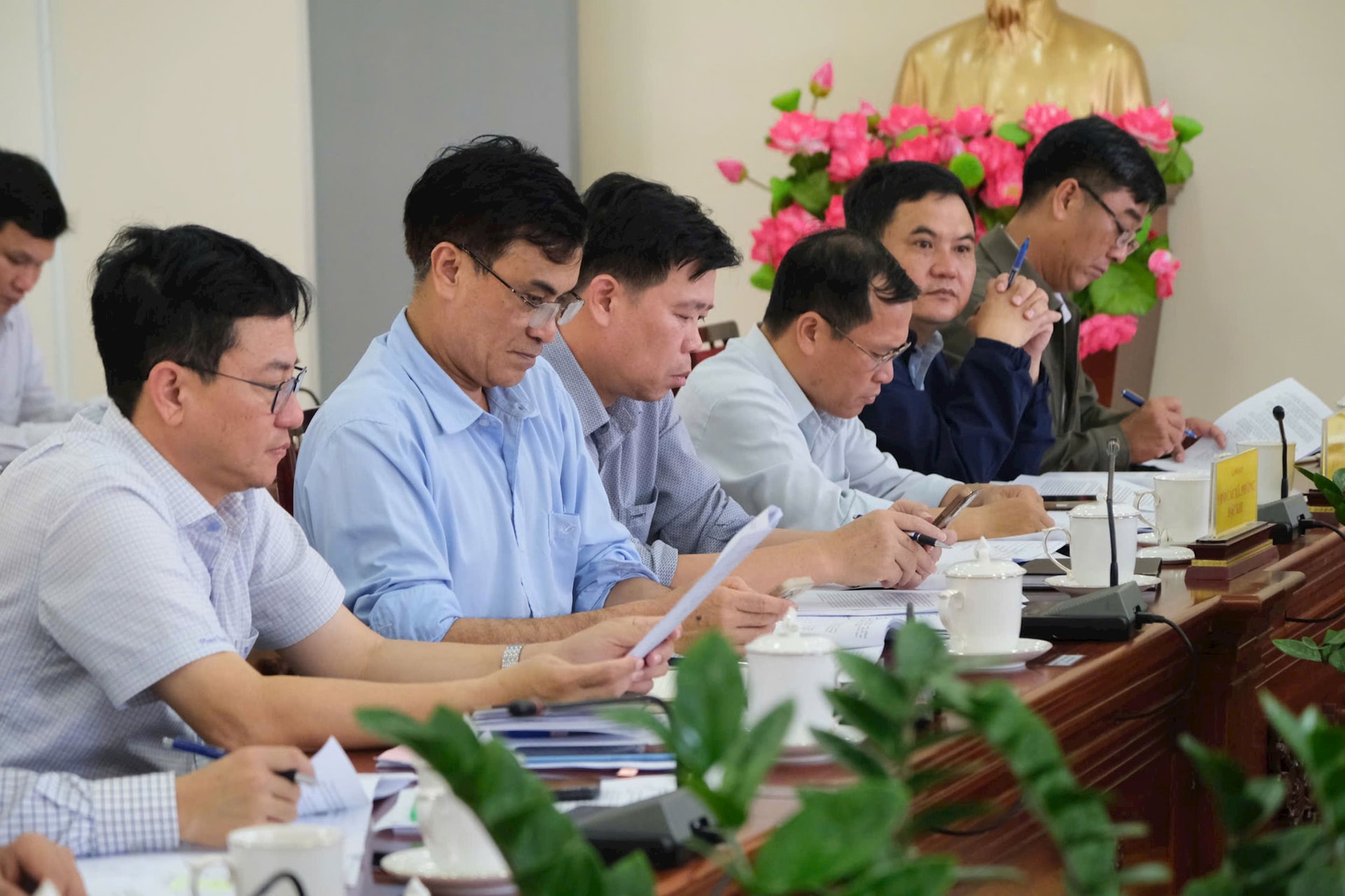 Đại diện Văn phòng UBND tỉnh, các đơn vị, địa phương dự buổi họp