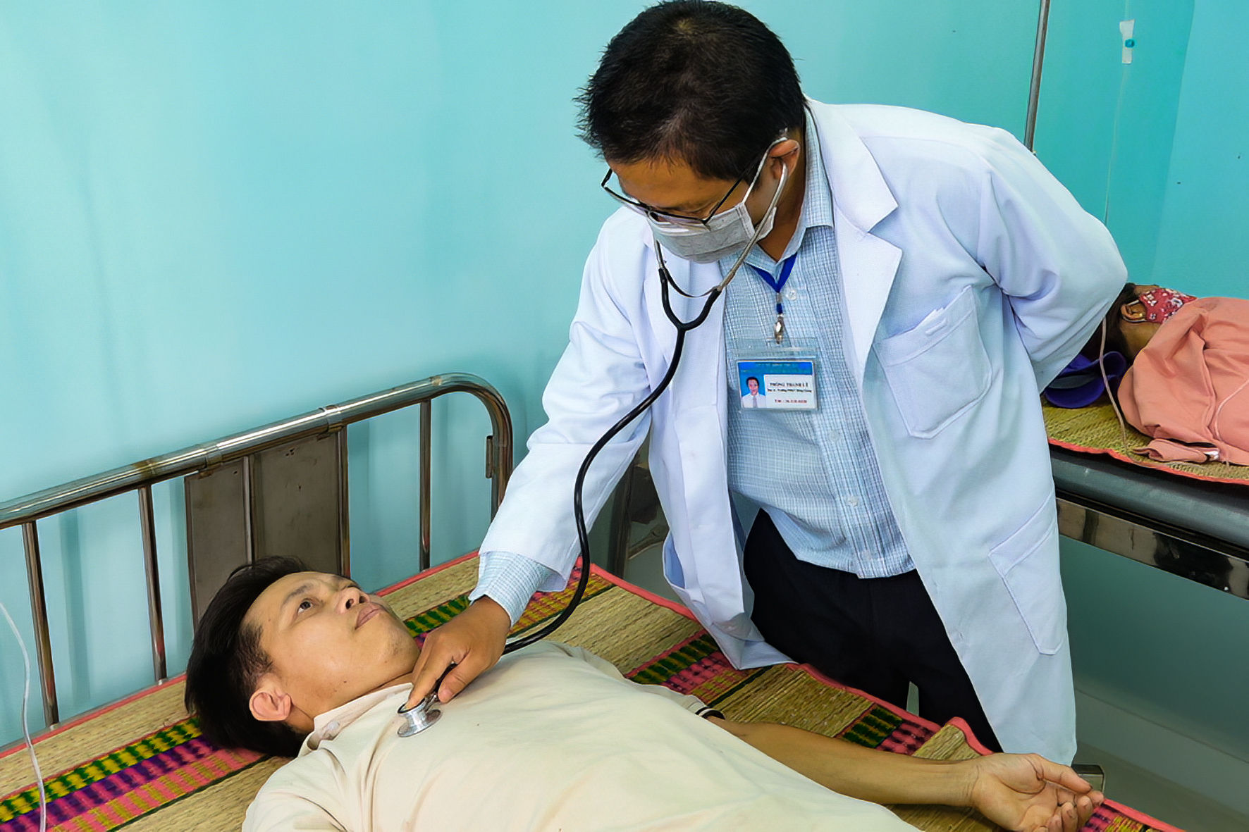 Khám chữa bệnh cho người dân ở Phòng khám Đa khoa khu vực Đông Giang (ảnh N. Lân) (2)