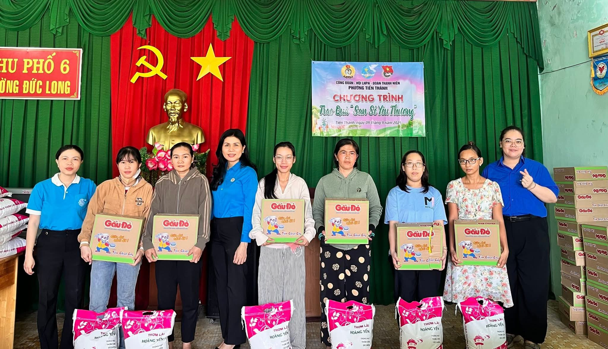 Trao tận tay những món quà sẻ chia với người lao động khó khăn