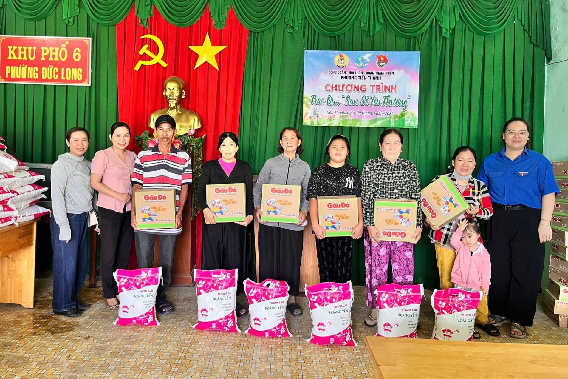 Ban Tổ chức trao quà đến đoàn viên, hội viên có hoàn cảnh khó khăn