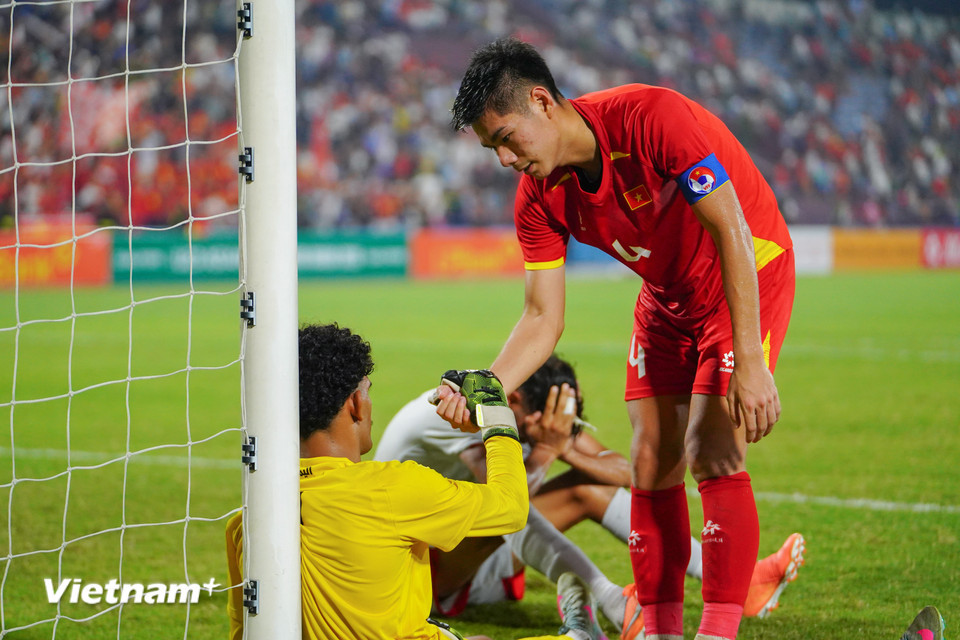 Đội trưởng Hiểu Minh an ủi các cầu thủ U23 Yemen sau trận đấu. (Ảnh: Việt Anh/Vietnam+)