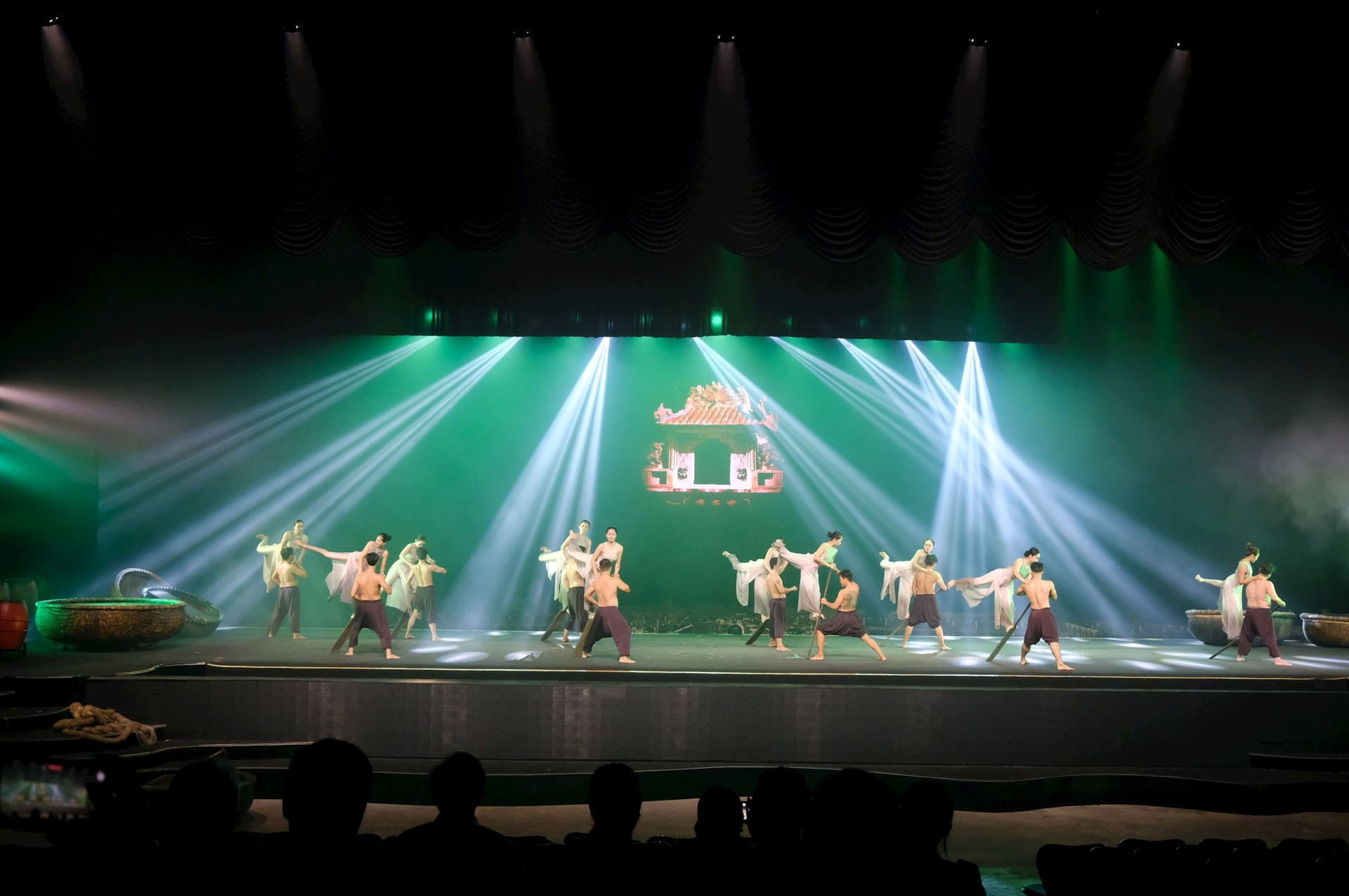show-dien-huyen-thoai-lang-chai.jpg