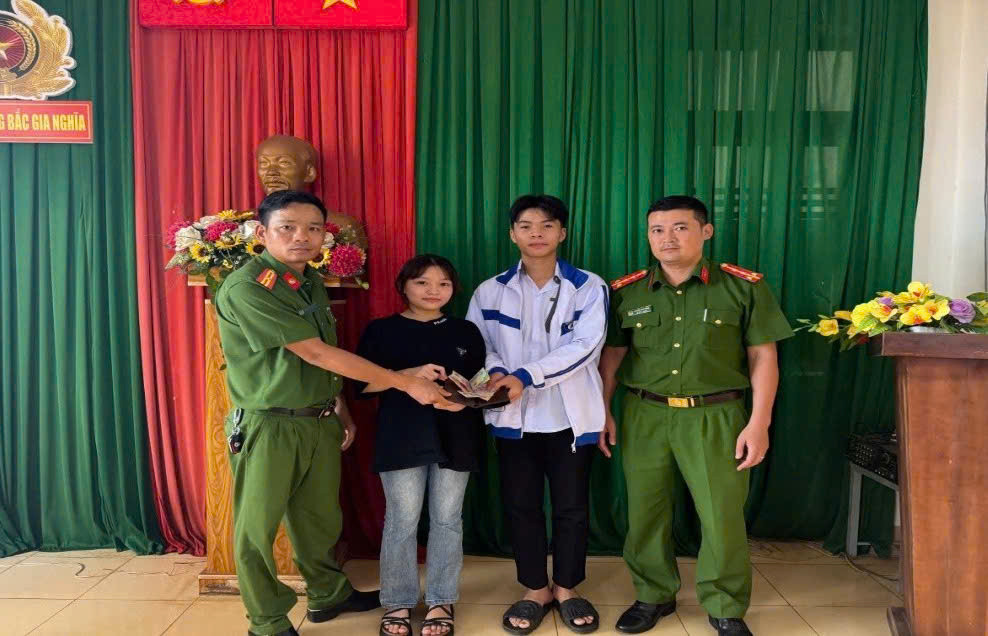 Công an phường Bắc Gia Nghĩa hỗ trợ người dân trao trả lại tài sản cho người bị đánh rơi
