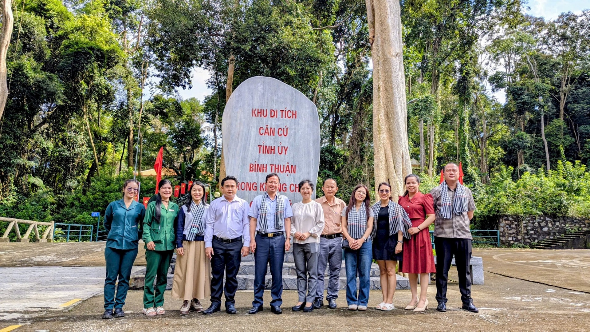 គណៈប្រតិភូនៃមន្ទីរវប្បធម៌ កីឡា និងទេសចរណ៍ខេត្តបានថតរូបអនុស្សាវរីយ៍នៅទីស្នាក់ការគណៈកម្មាធិការបក្សខេត្តក្នុងសម័យសង្រ្គាមតស៊ូប្រឆាំងនឹងអាមេរិក។