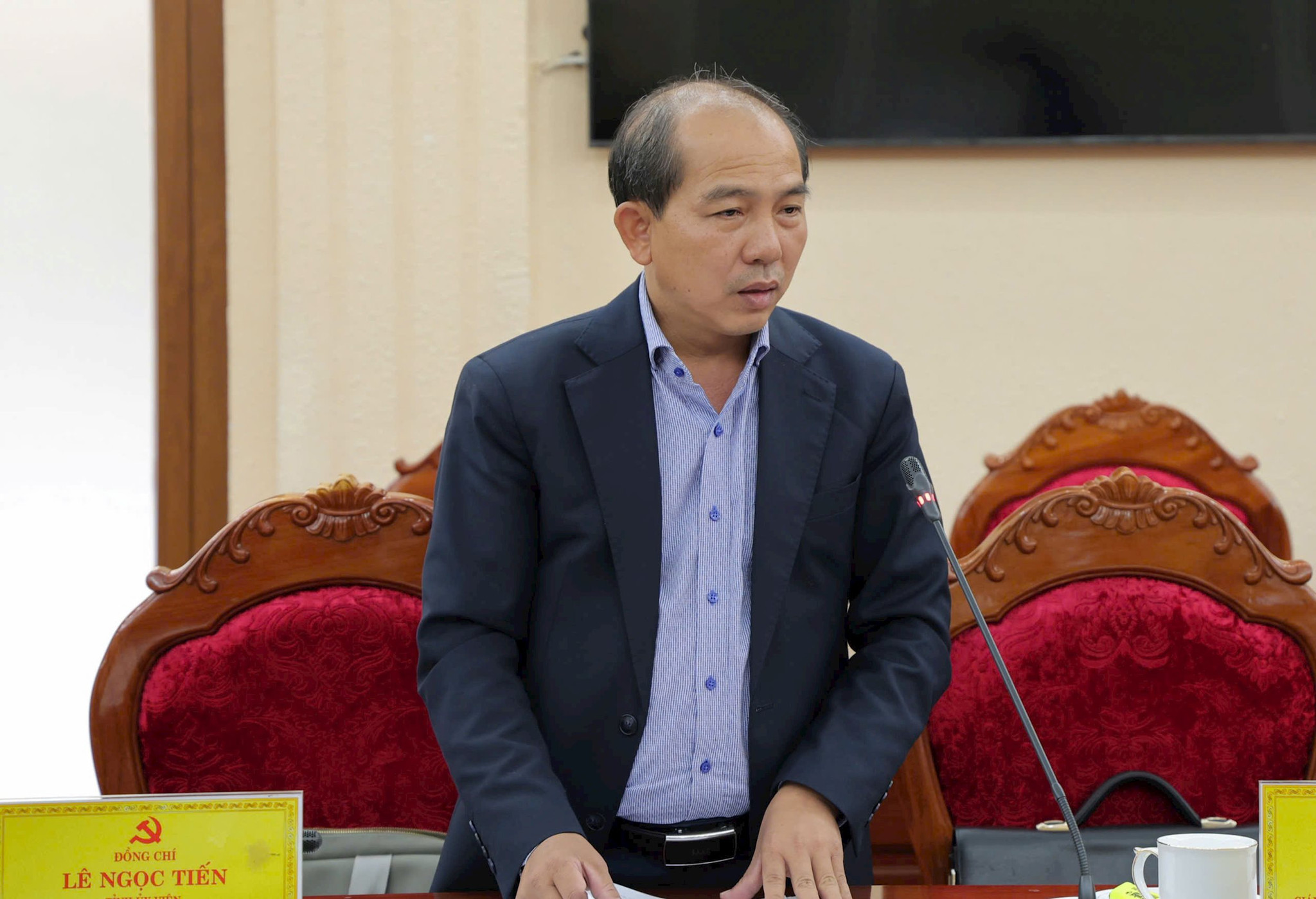 Đồng chí Lê Ngọc Tiến, Giám đốc Sở Xây dựng phát biểu ý kiến tại phiên họp