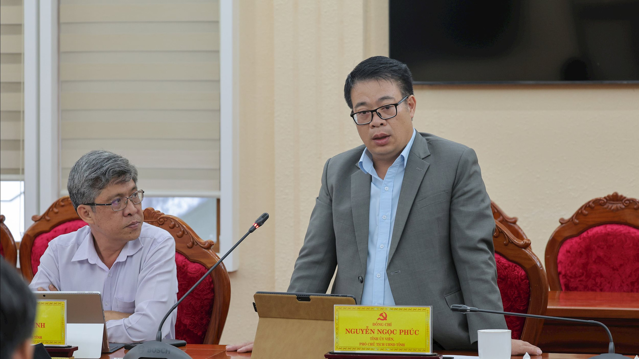 Đồng chí Phó Chủ tịch UBND tỉnh Nguyễn Ngọc Phúc phát biểu tại phiên họp