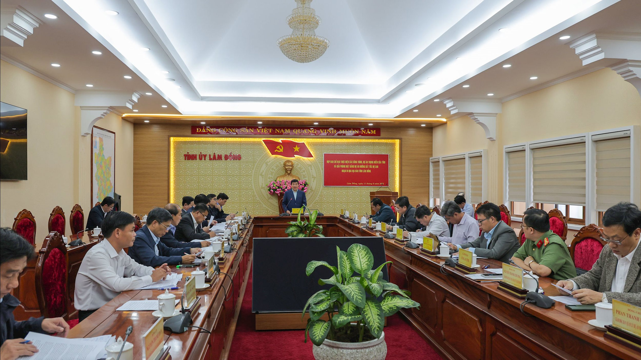 quang-canh-phien-hop-1(1).jpg