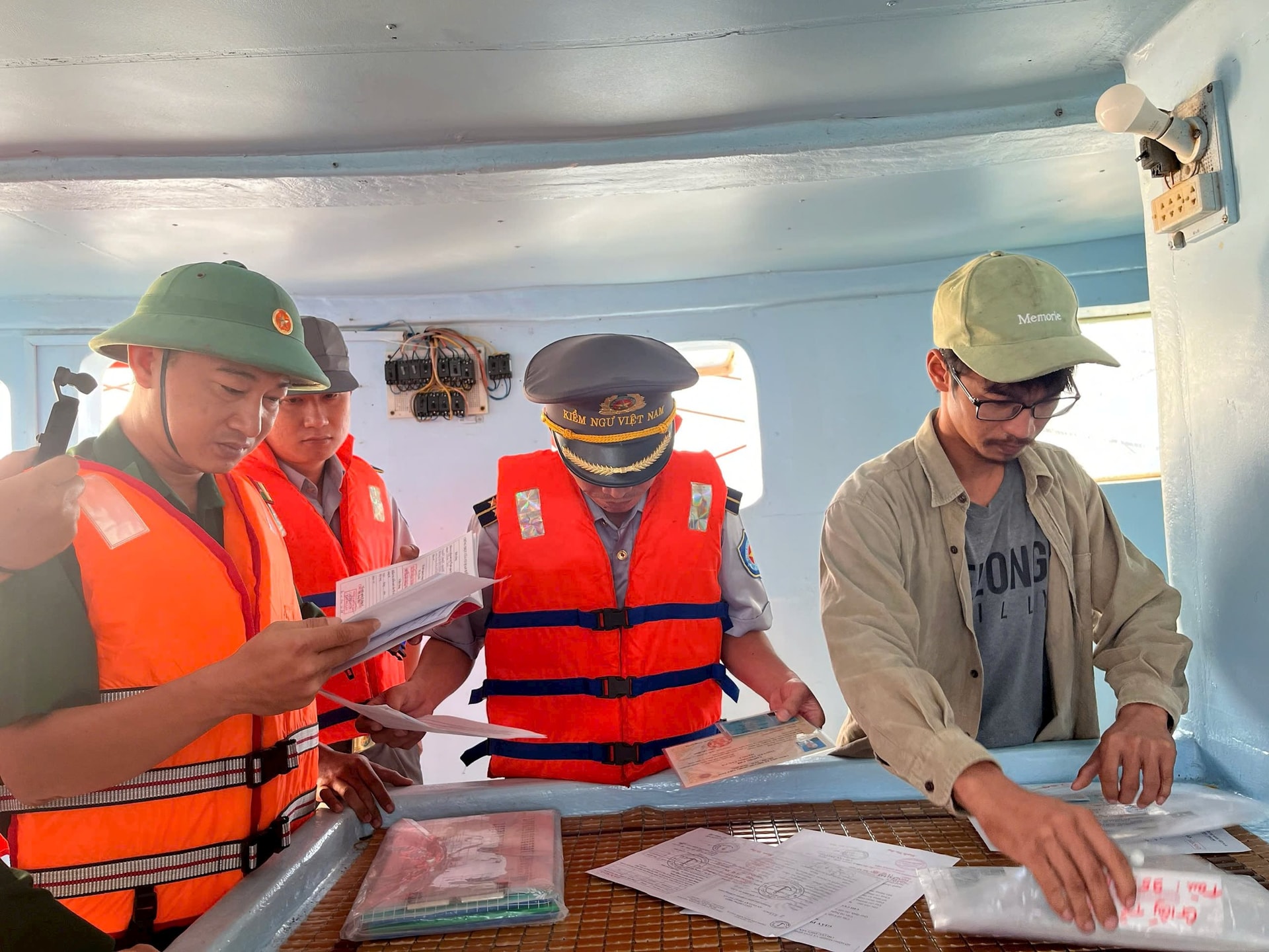 ກອງ​ກຳລັງ​ເຝົ້າ​ລະວັງ​ການ​ປະມົງ​ປະສານ​ສົມທົບ​ກັບ​ກອງ​ບັນຊາ​ການ​ປ້ອງ​ກັນ​ຄວາມ​ສະຫງົບ​ກວດກາ​ເຈົ້າ​ຂອງ​ກຳ​ປັ່ນ​ປະຕິບັດ​ລະບຽບ​ການ​ກ່ຽວ​ກັບ IUU.