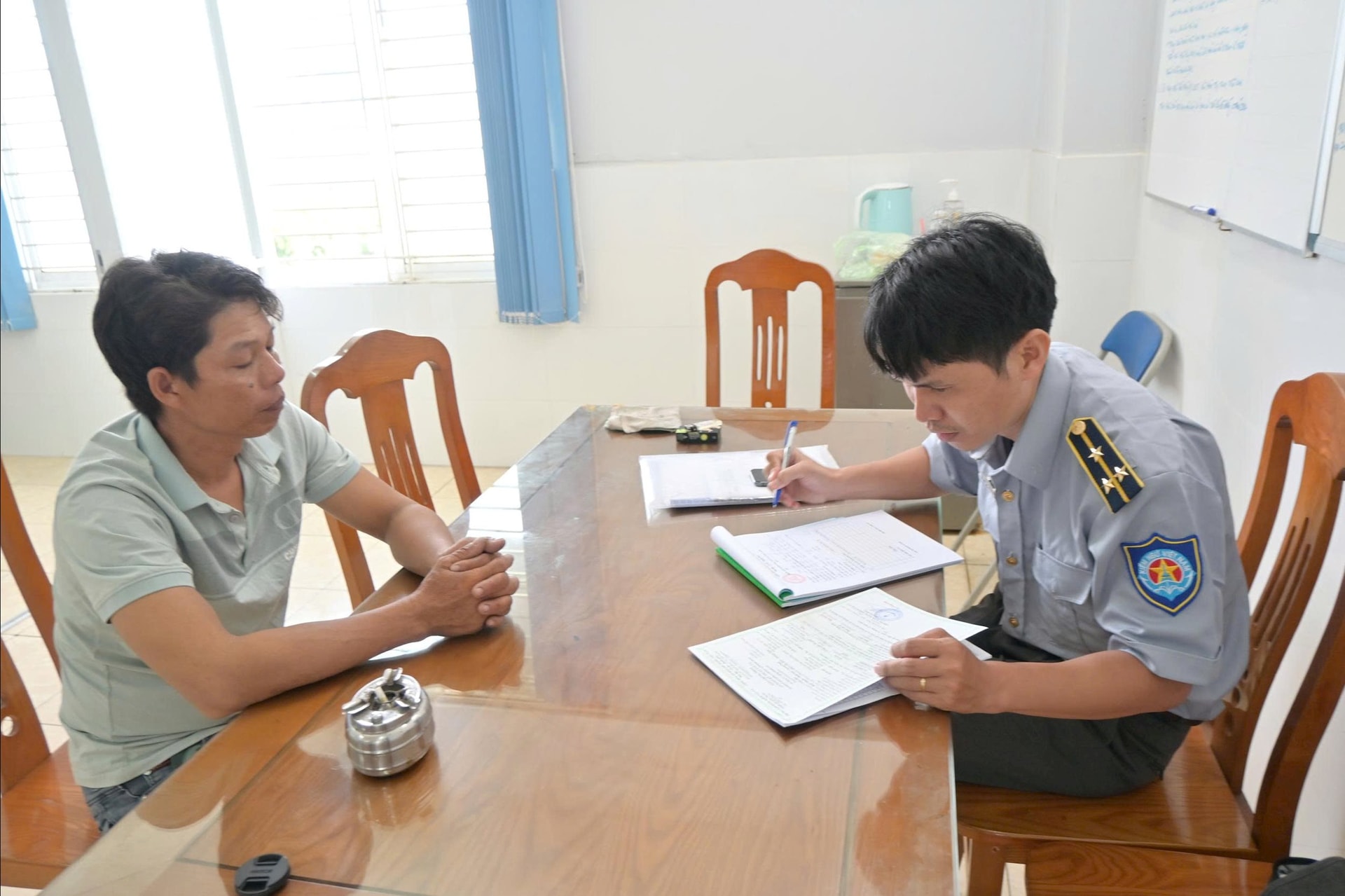 Ngư dân Phan Thiết thực hiện thủ tục xuất, nhập cảng tại Văn phòng đại diện Cảng cá Phan Thiết