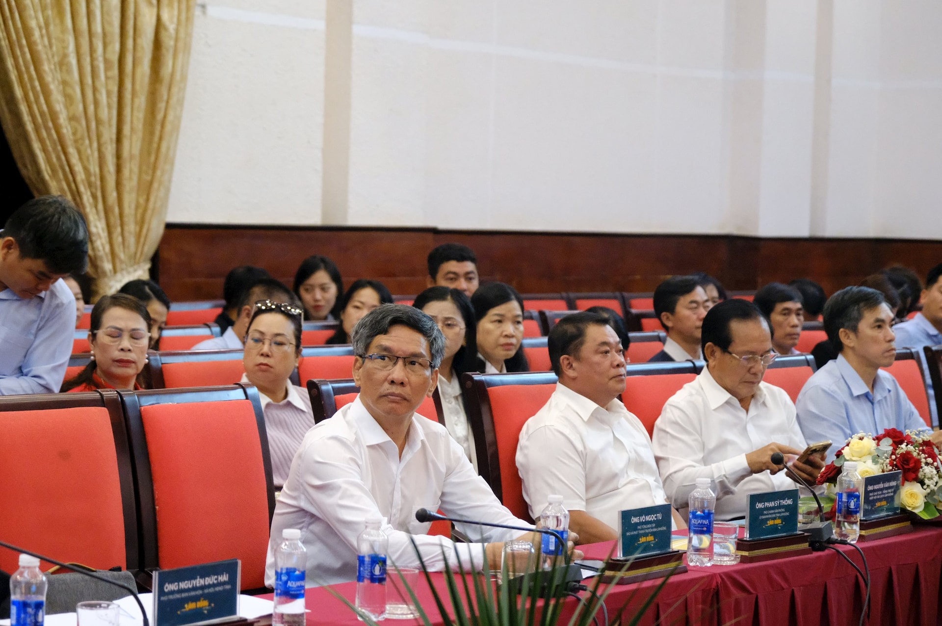Các đồng chí lãnh đạo các sở, ngành tham dự hội dự