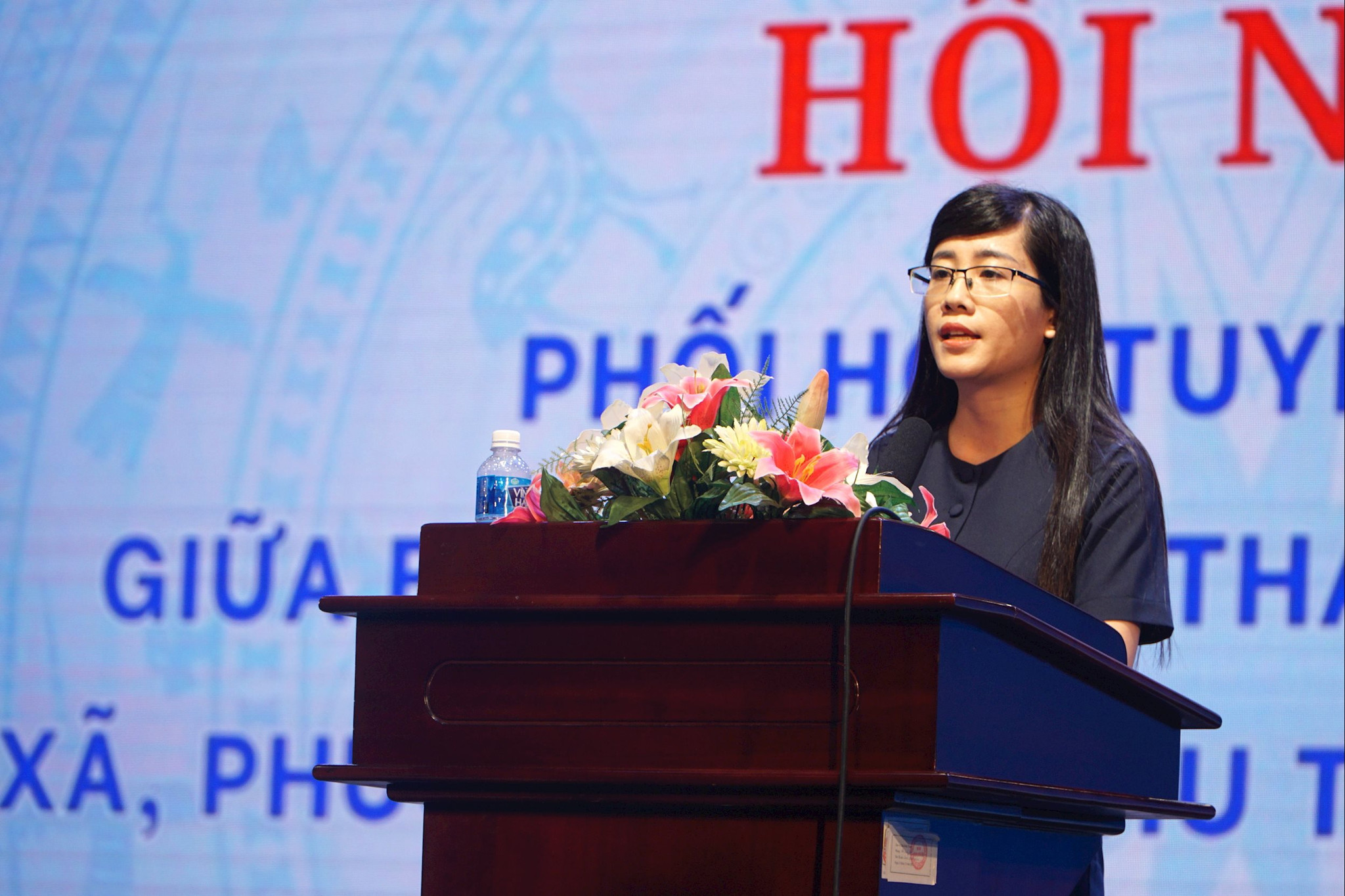 Đồng chí Trần Thị Hoài Xuân, Phó Bí thư Thường trực Đảng ủy xã Hồng Sơn phát biểu tại hội nghịvà PTTH Lâm Đồng sẽ đồng hành chặt chẽ cùng các xã, phường, đặc khu