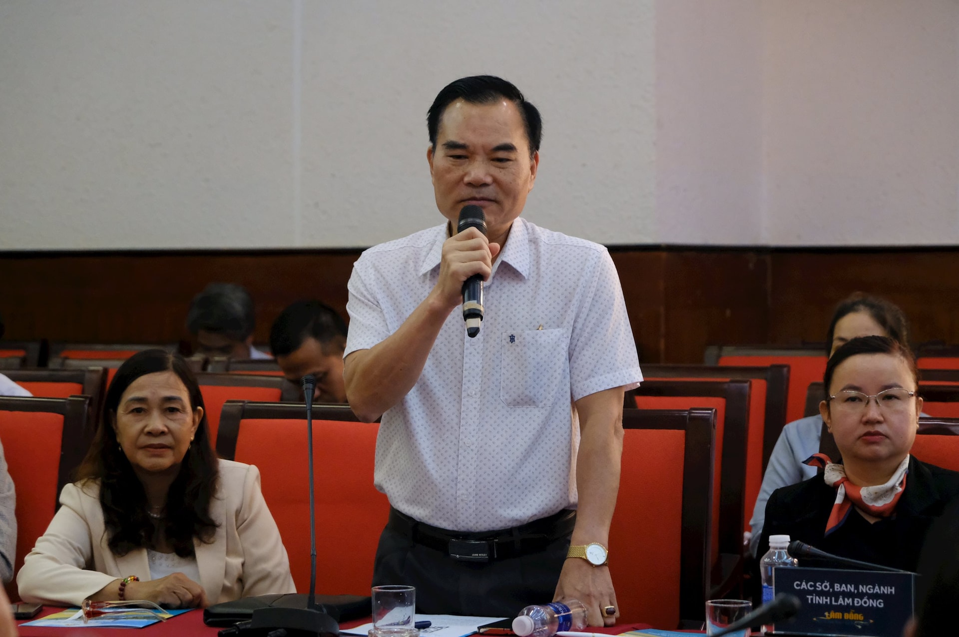 Ông Phạm Văn Mạnh, Phó Giám đốc Sở Xây dựng tỉnh Lâm Đồng giải đáp những thắc mắc của doanh nghiệp trong lĩnh vực giao thông