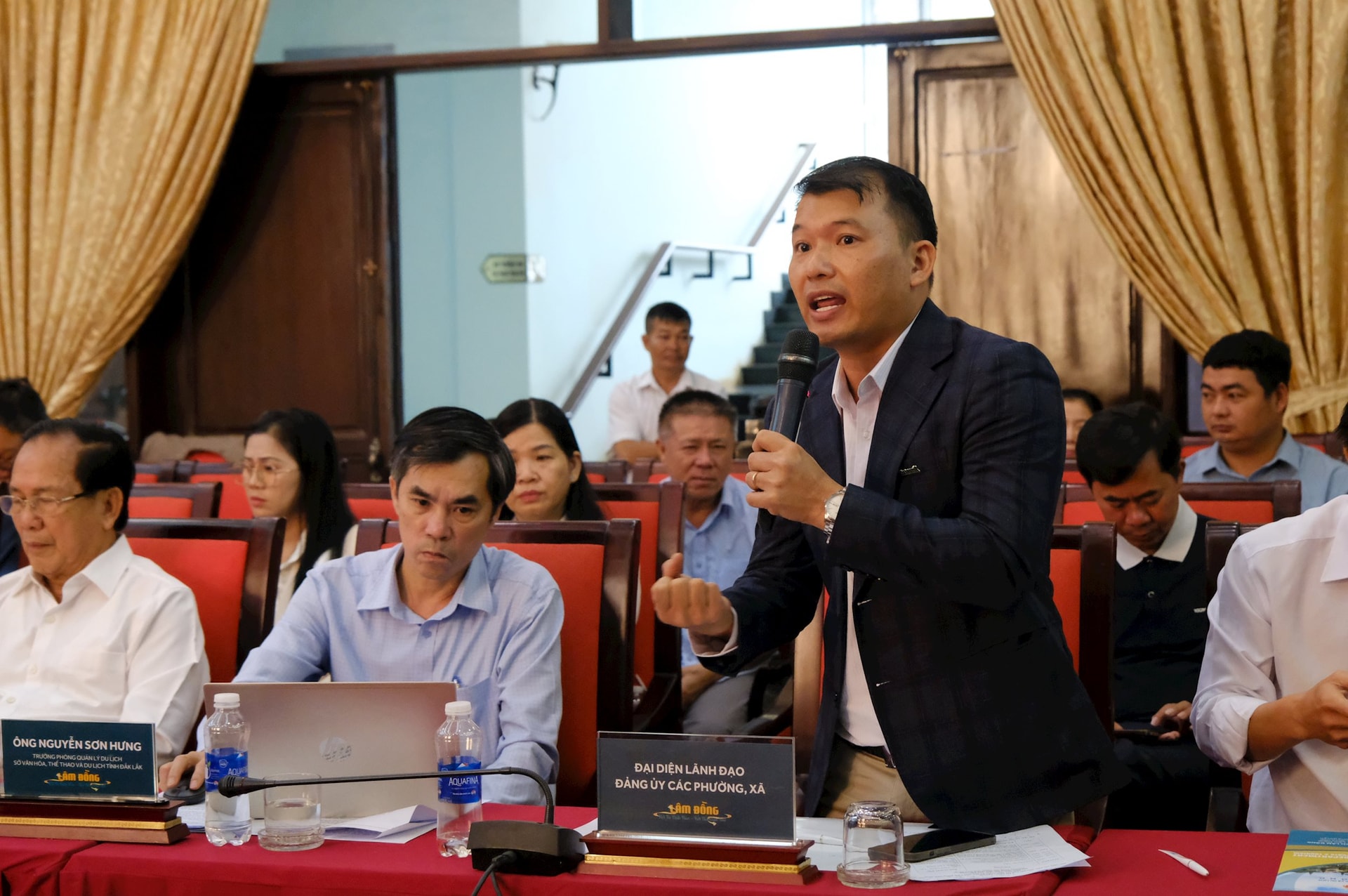 Ông Võ Anh Tuấn - Giám đốc Công ty CP Du lịch Vietravel - Chi nhánh Lâm Đồng trao đổi ý kiến tại hội nghị