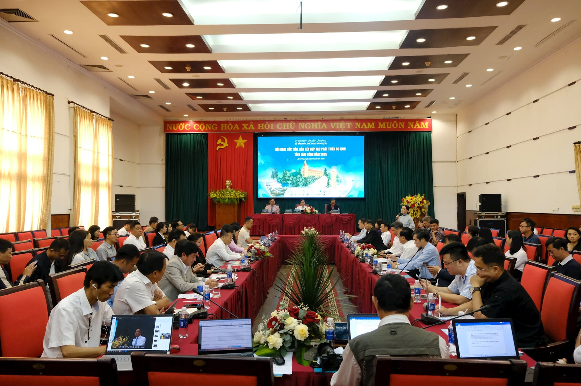 Quang cảnh hội nghị