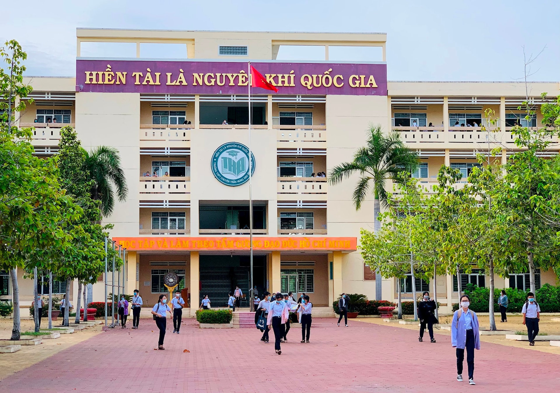 Trường THPT Chuyên Trần Hưng Đạo