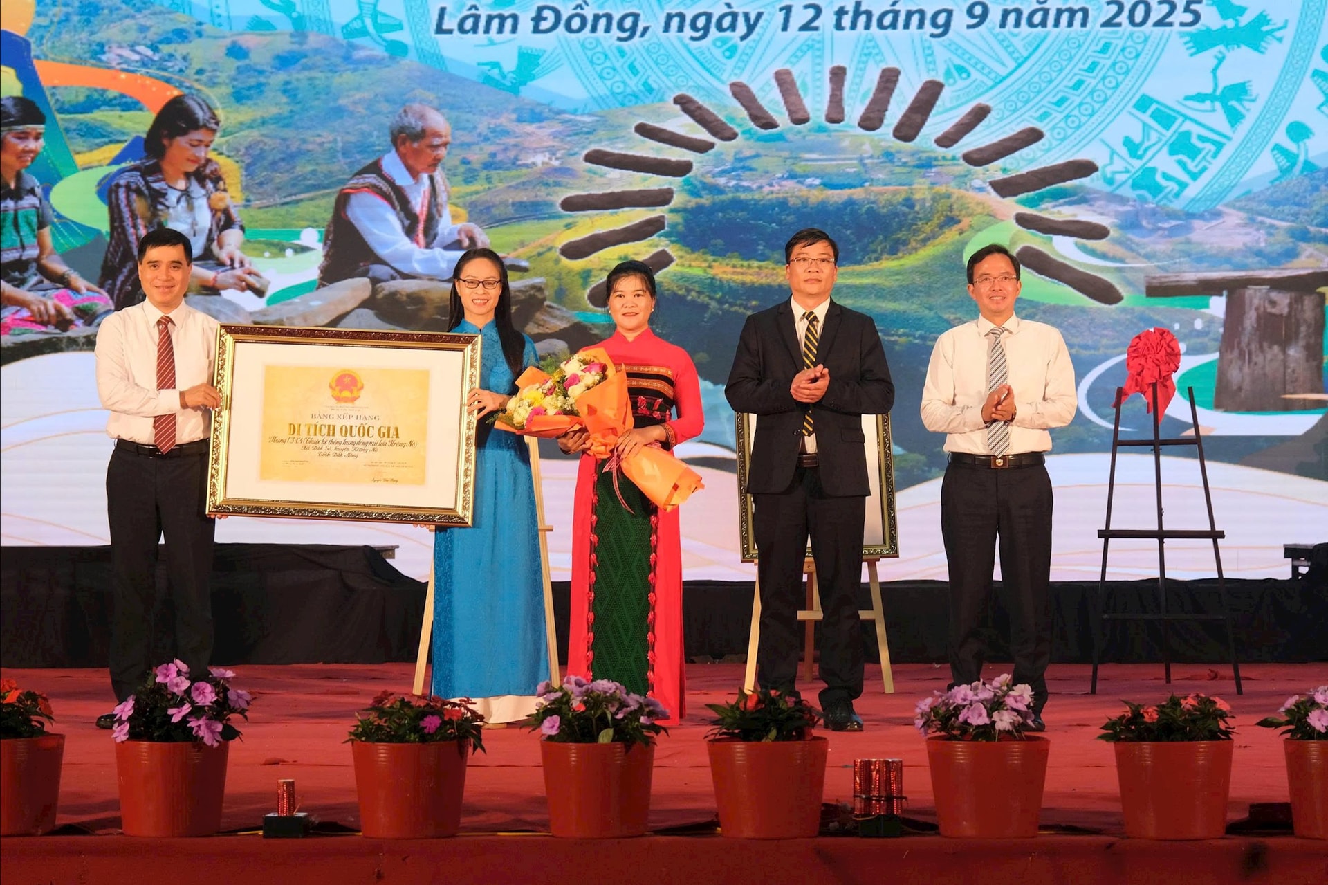 Trao tặng Bằng xếp hạng di tích cấp quốc gia danh lam thắng cảnh Hang C3-C4