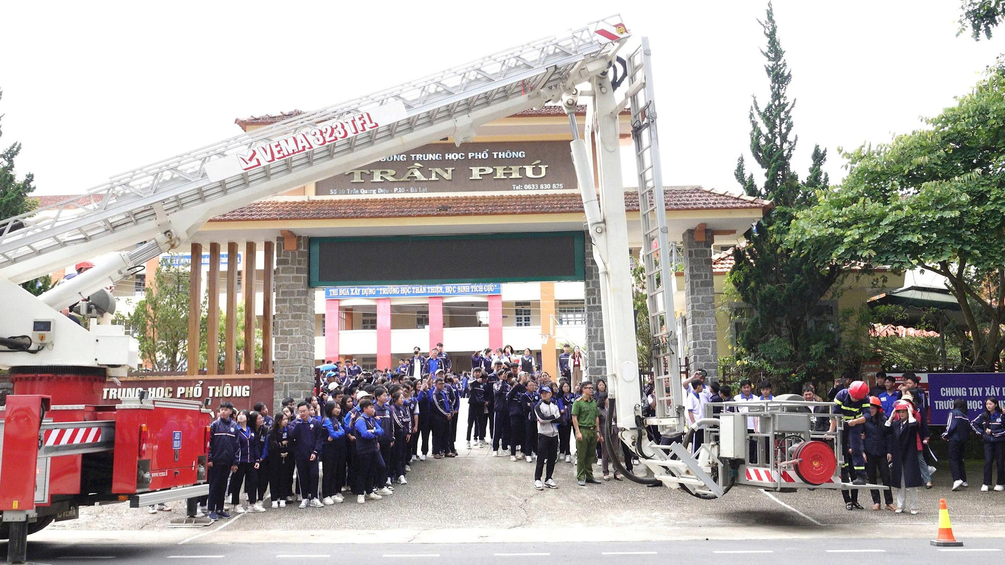 Học sinh xem rải vòi chữa cháy