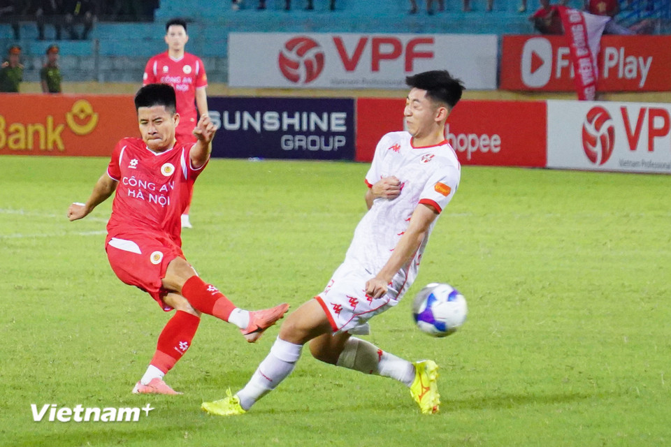 Các cầu thủ đội chủ nhà liên tục 'bắn phá' khung thành của thủ môn Đình Triệu. (Ảnh: Việt Anh/Vietnam+)