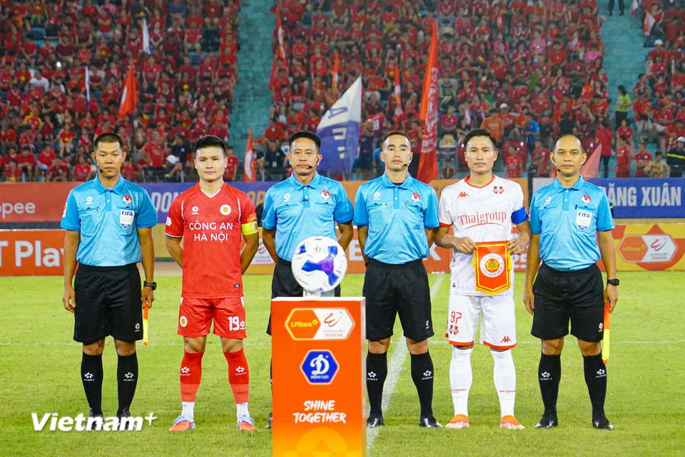 Để đại diện Thủ đô có nhiều thời gian chuẩn bị cho đấu trường Shopee Cup, cuộc đối đầu ở vòng 6 được đẩy lên đá sớm. (Ảnh: Việt Anh/Vietnam+)