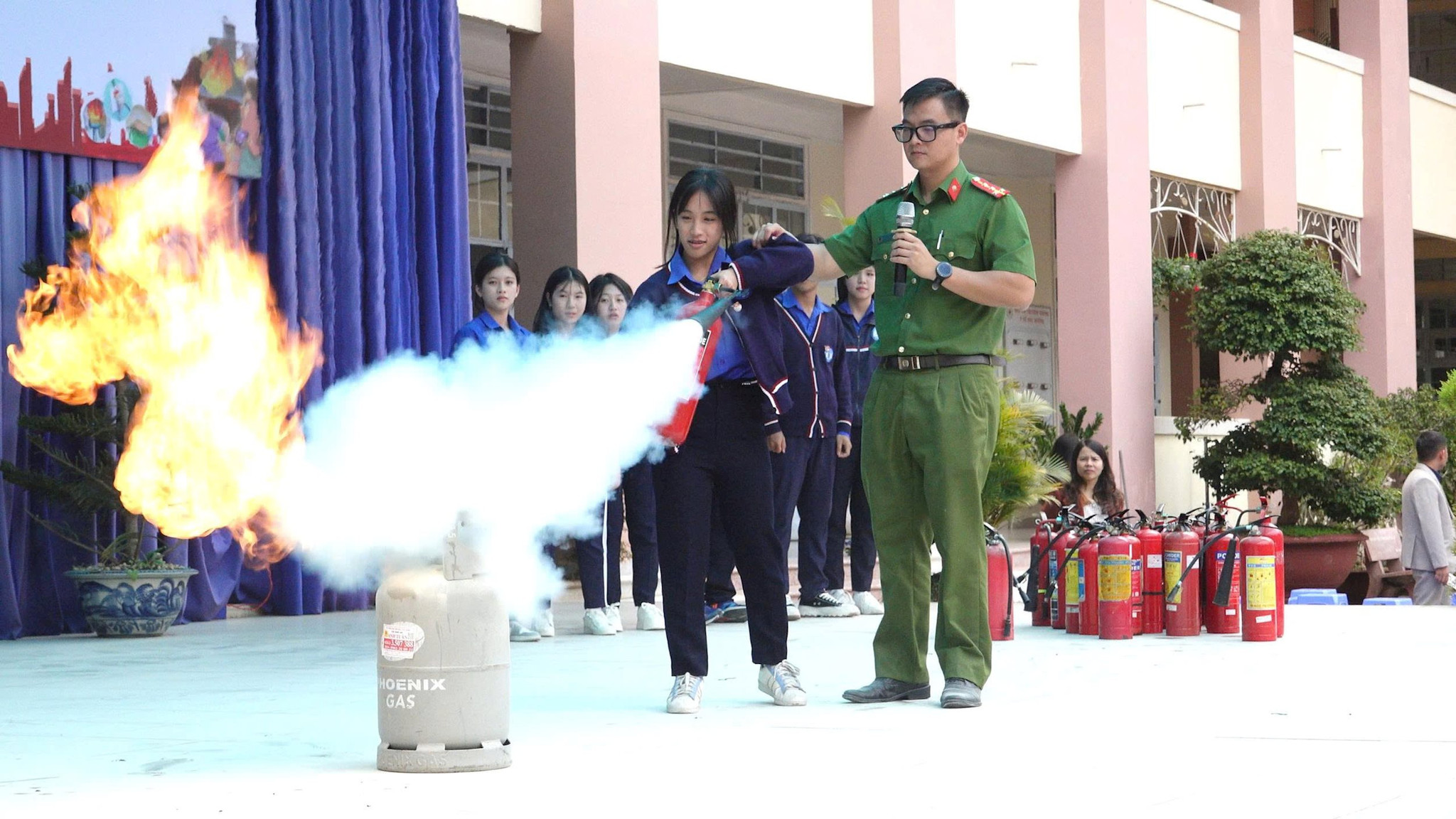 Sử dụng bình chữa cháy mi ni dập lửa