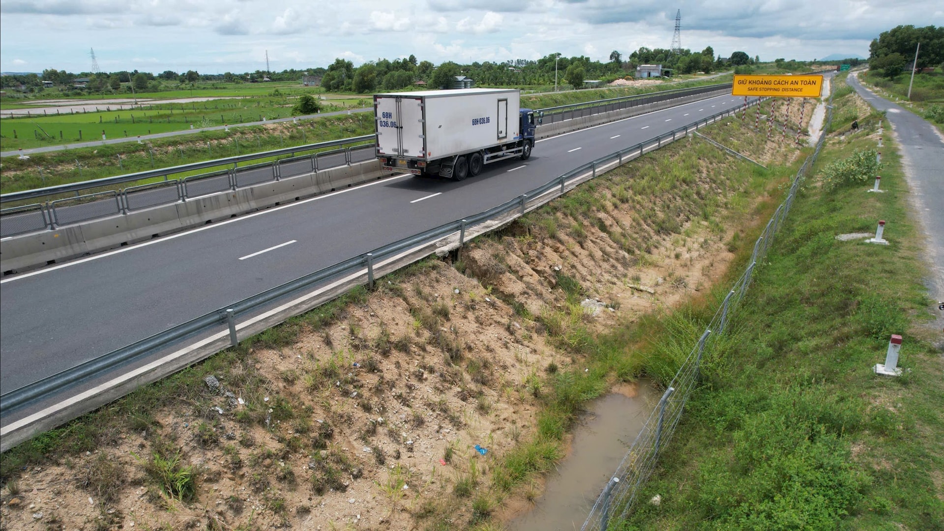 ヴィンハオ~ファンティエット高速道路の浸食