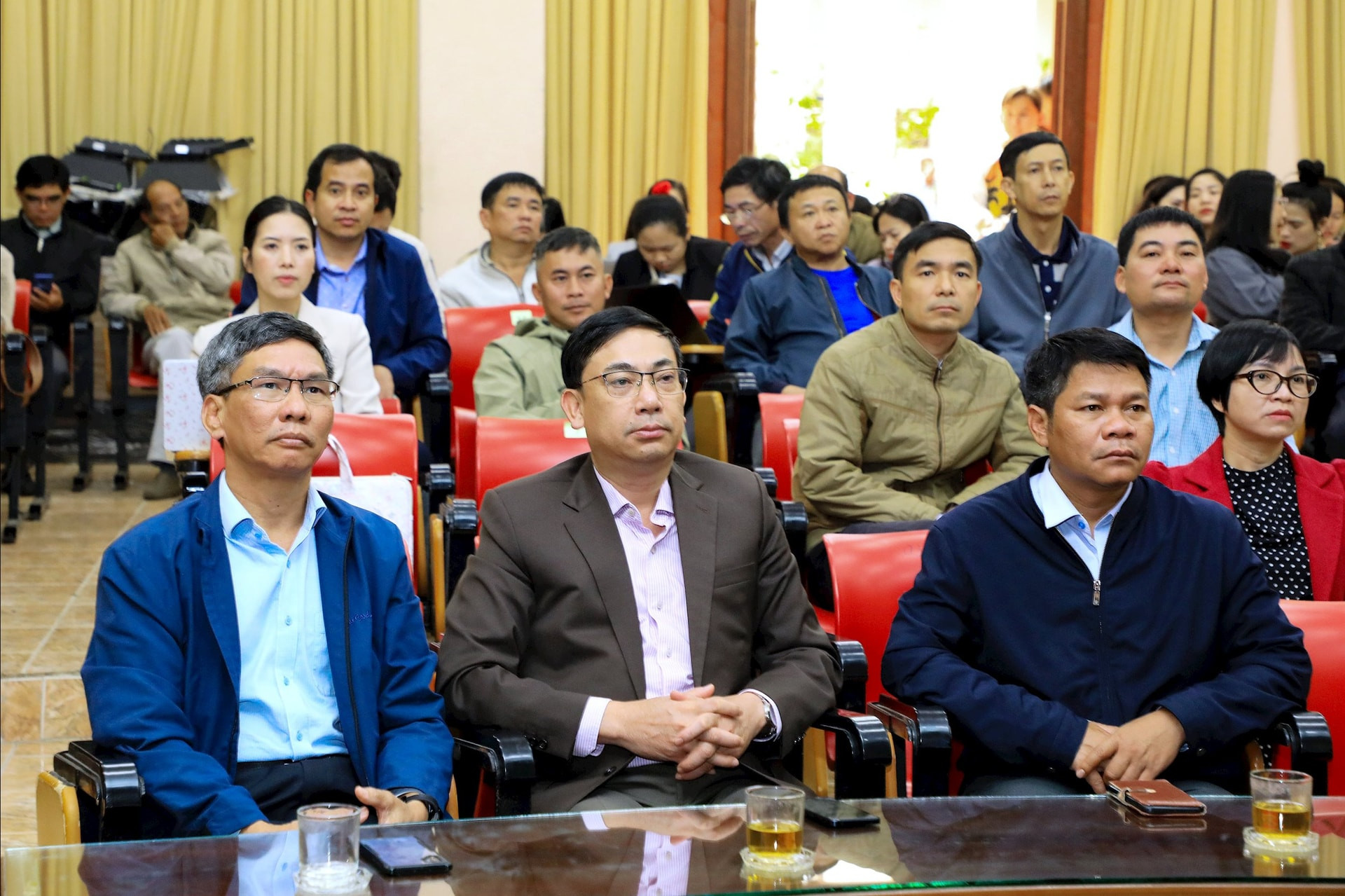 9-cac-dai-bieu-theo-doi-hoi-nghi-tai-diem-cau-bao-va-phat-thanh-truyen-hinh-lam-dong(1).jpg