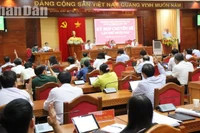 Các đại biểu Hội đồng nhân dân tỉnh Đắk Lắk biểu quyết thông qua Nghị quyết Quyết định chủ trương chuyển mục đích sử dụng 6,94 ha rừng sang mục đích khác đối với phần diện tích bổ sung để thực hiện Dự án thành phần 2 thuộc Dự án đầu tư xây dựng đường bộ cao tốc Khánh Hòa –Buôn Ma Thuột giai đoạn 1 (đoạn đi qua tỉnh Đắk Lắk).