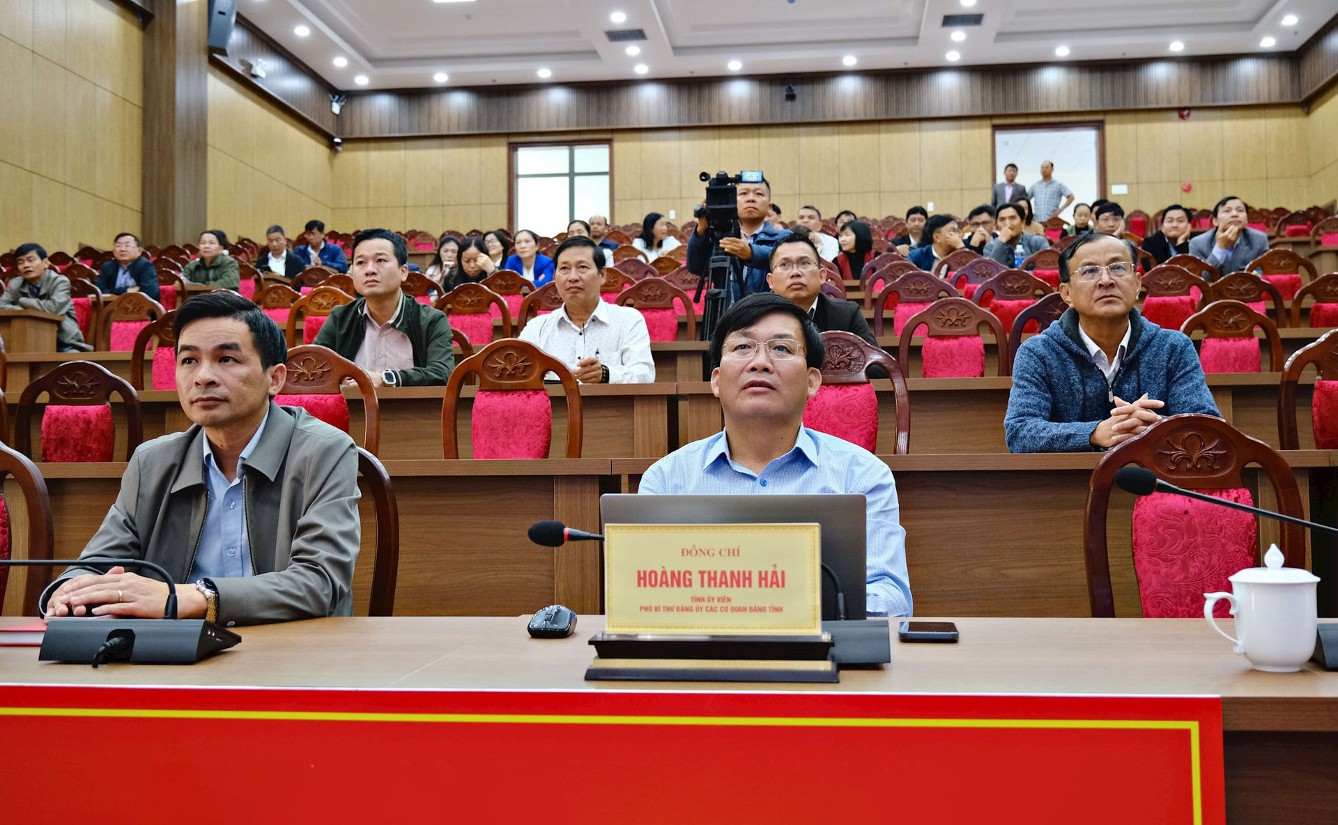 can-bo-cong-chuc-vien-chuc-cac-co-quan-dang-tinh-tham-du-hoi-nghi-quan-triet-nghi-quyet-sang-nay(1).jpg