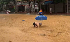 Đường phố Lào Cai ngập sâu sau mưa lớn