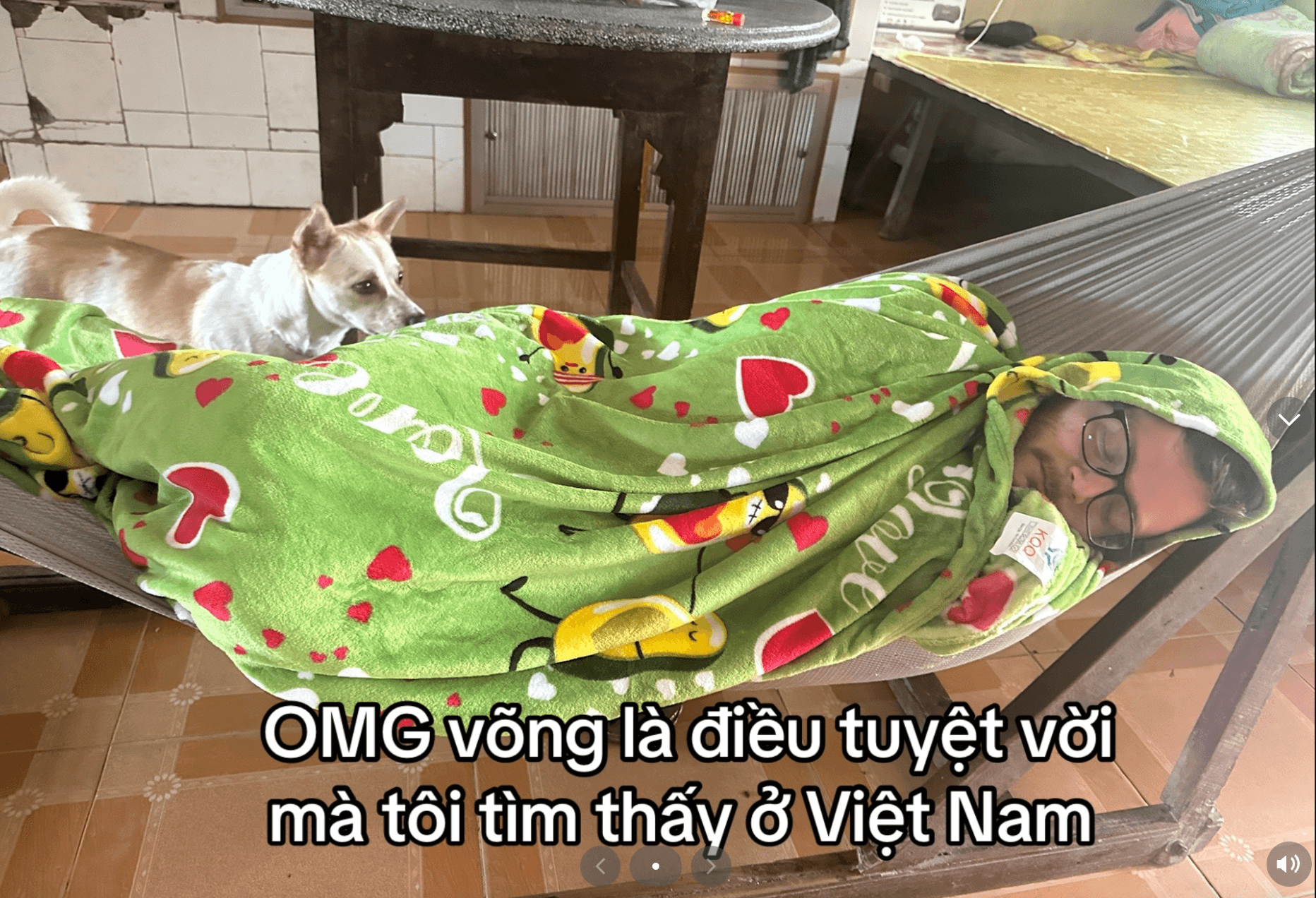 Anh Tây đăng ảnh nằm võng ở Việt Nam gây sốt mạng. (Ảnh chụp màn hình)