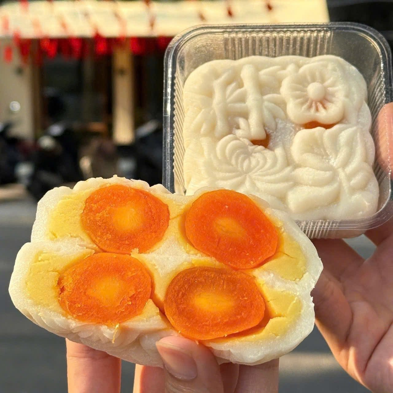 Cận cảnh món bánh dẻo nhân sen trứng muối.