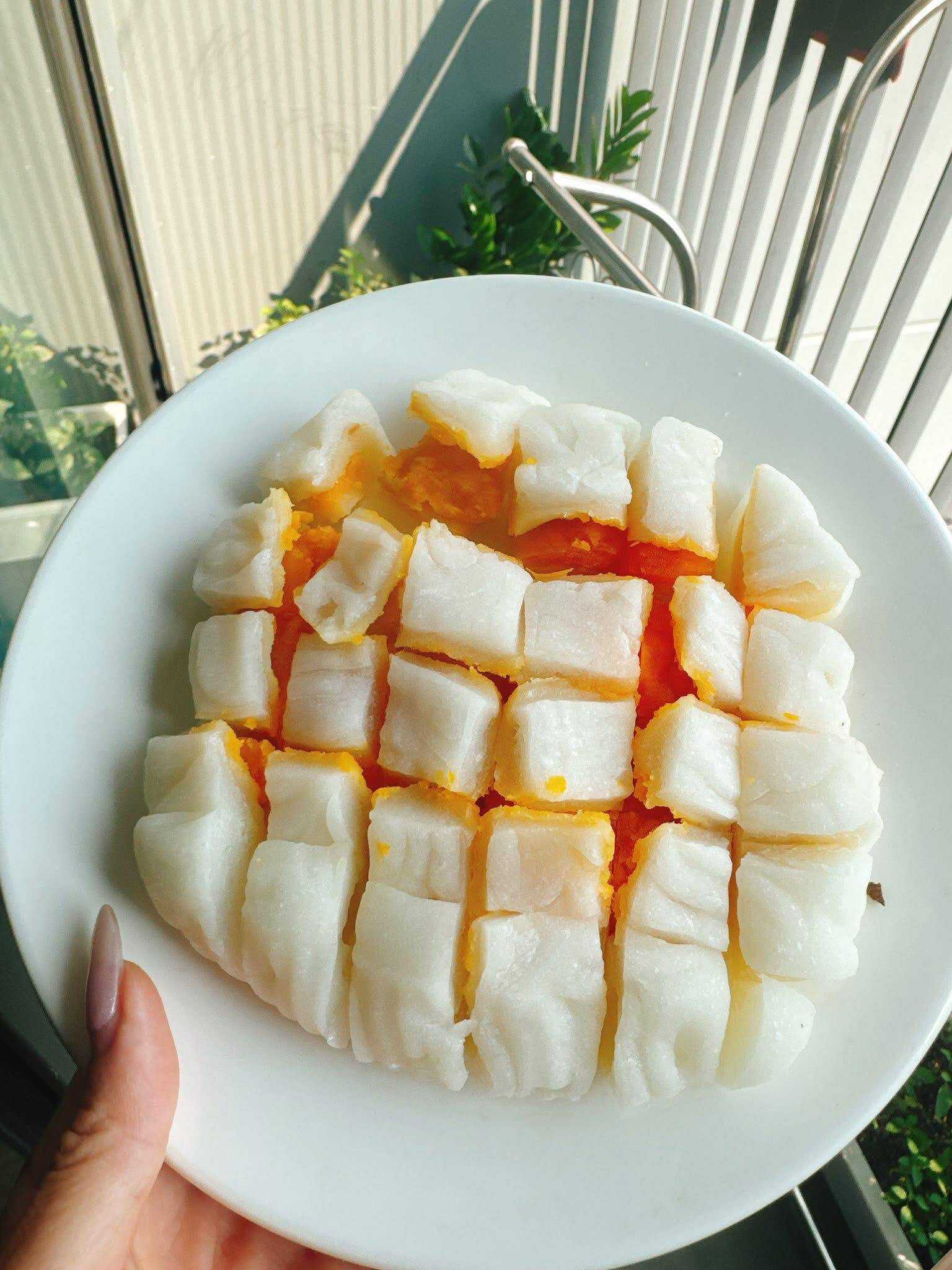 Ấn dẹt bánh rồi cắt thành các miếng nhỏ.