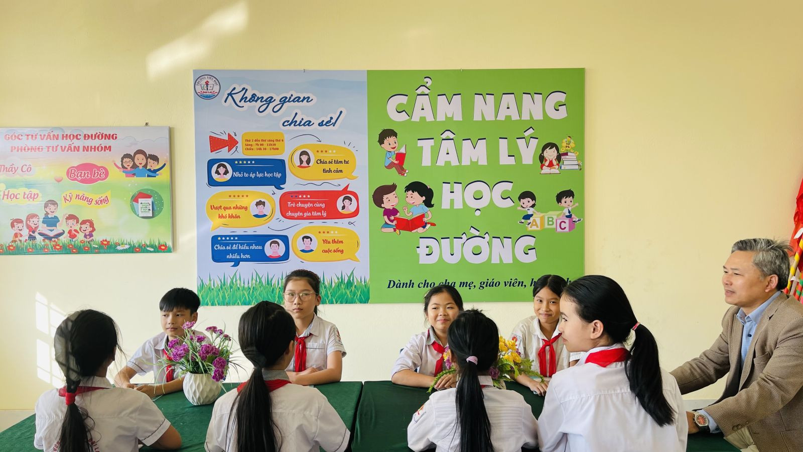 Các nhóm công tác tư vấn học đường và công tác xã hội trong trường học 2025 (Hình ảnh từ Internet)