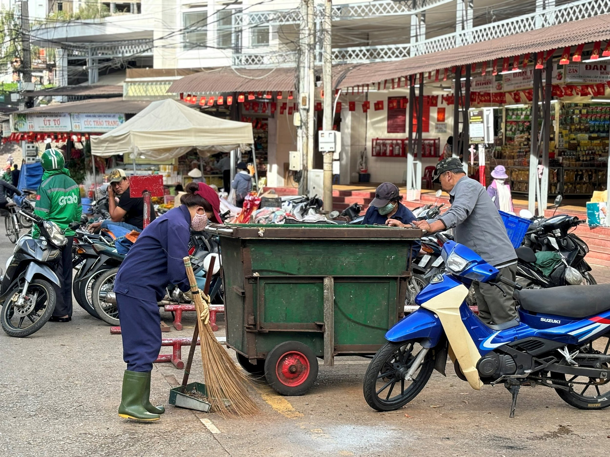Công nhân Tổ VSMT làm việcc suốt những ngày trong năm