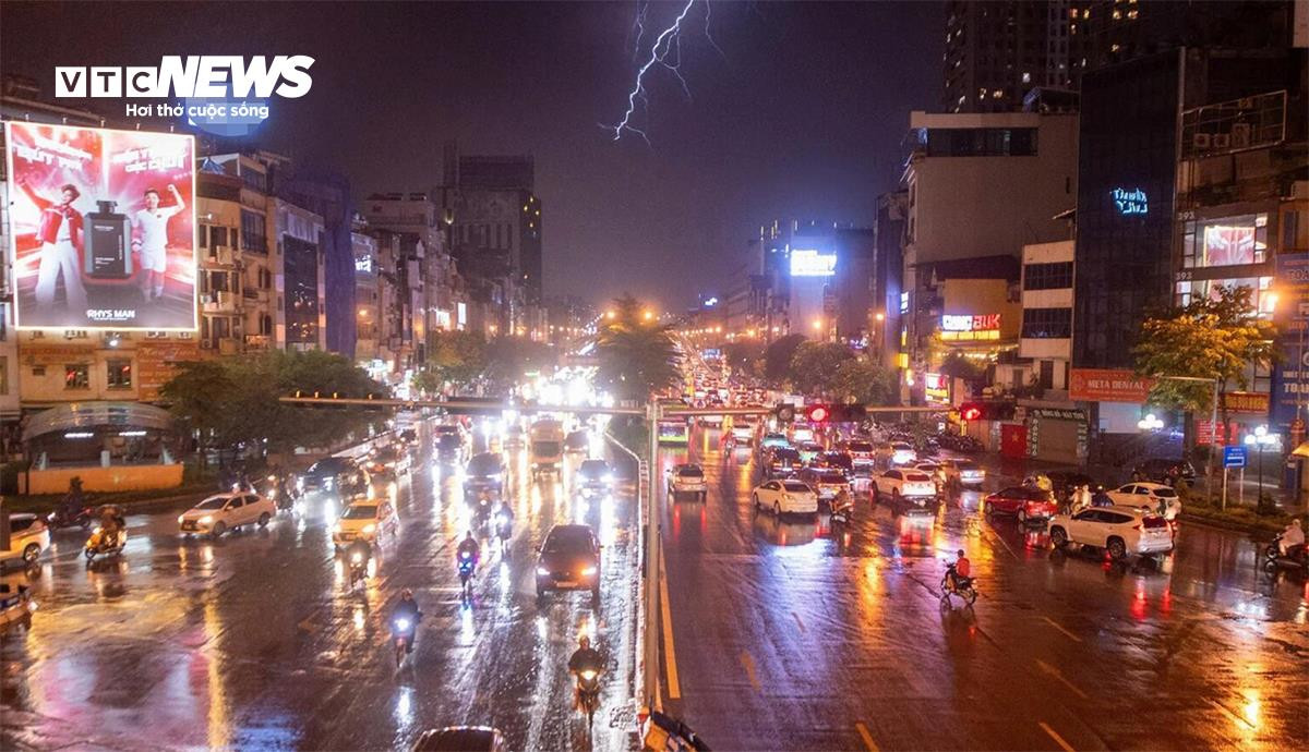 Dự báo thời tiết ngày 17/9, mặc dù ban ngày trời nắng nhưng các tỉnh, thành miền Bắc có thể xuất hiện mưa dông lúc đêm và sáng. (Ảnh minh hoạ: Thành Vĩnh)