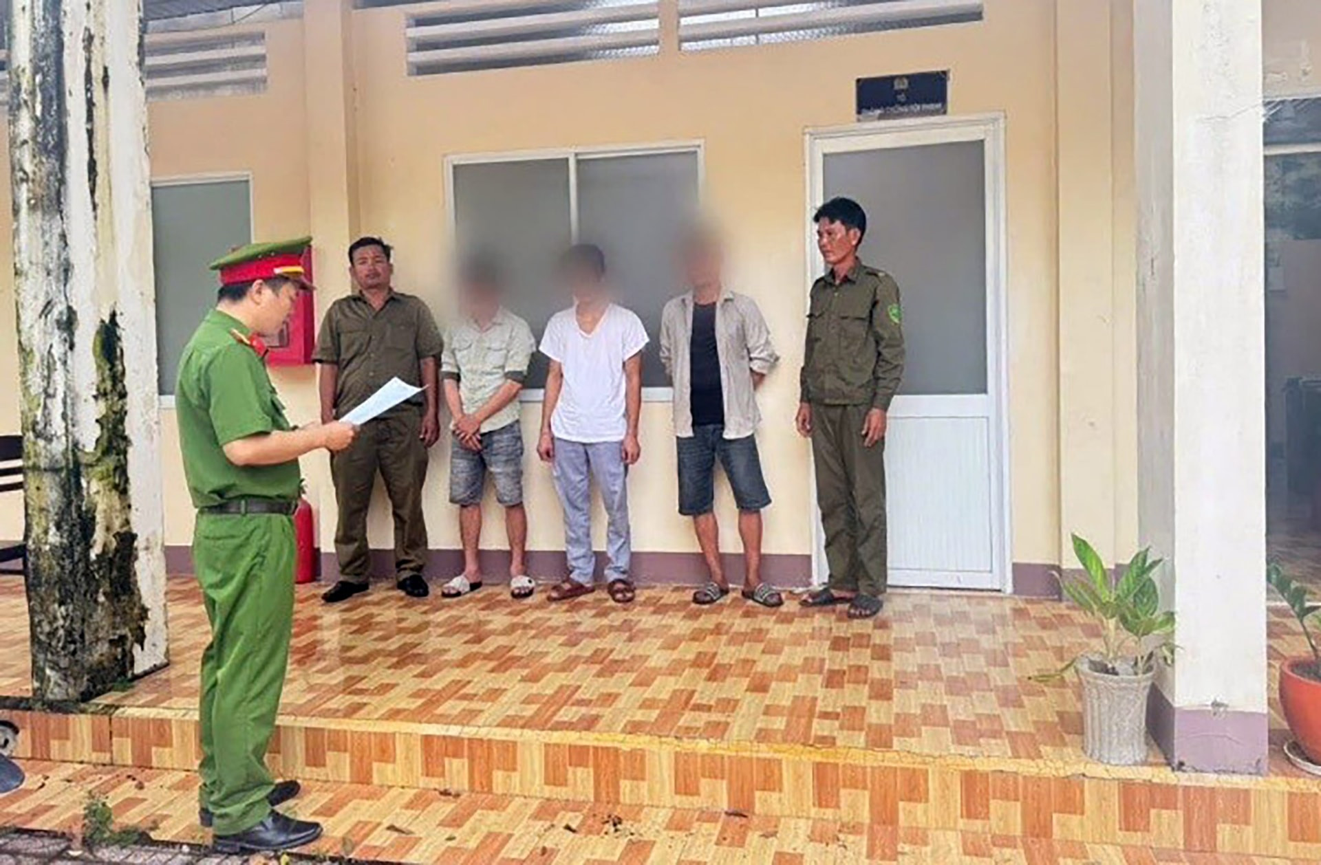 cong-an-xa-duc-linh-doc-cac-quyet-dinh-dua-cac-doi-tuong-di-cai-nghien-bat-buoc.jpg