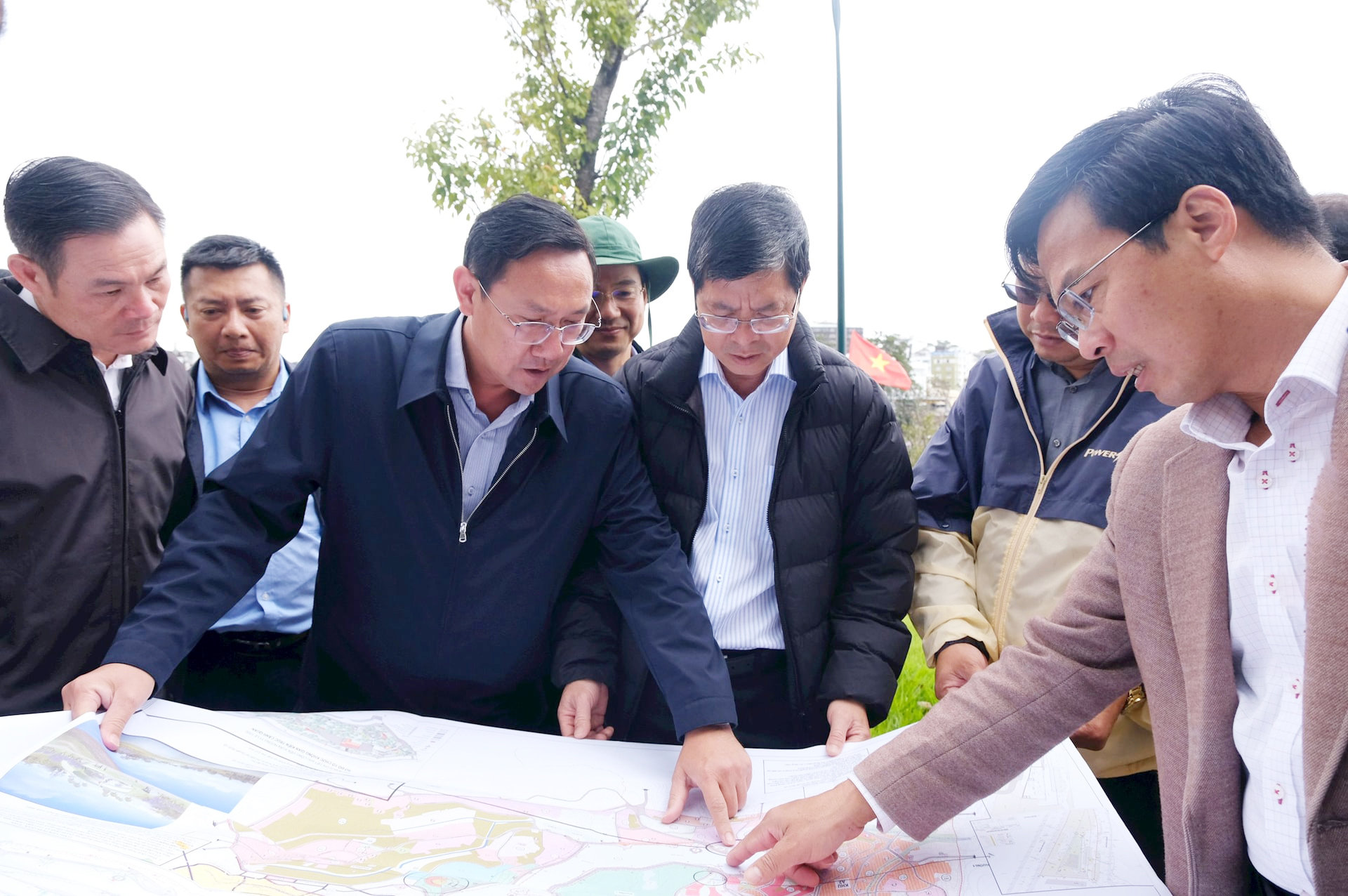 lanh-dao-so-xay-dung-bao-cao-cac-quy-hoach-chi-tiet-tai-tung-vi-tri-quanh-ho-xuan-huong(1).jpg