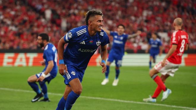 Qarabag FK khiến Benfica (áo đỏ) nhận trái đắng ngay trên sân nhà. (Nguồn: AS) qarabag-fk-1709.jpg